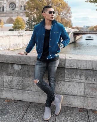 Dunkelgrüne Sonnenbrille kombinieren – 1200+ Herren Outfits: Erwägen Sie das Tragen von einer blauen Collegejacke und einer dunkelgrünen Sonnenbrille für einen entspannten Wochenend-Look. Fühlen Sie sich ideenreich? Entscheiden Sie sich für grauen Chelsea Boots aus Wildleder.