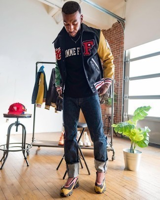 Collegejacke kombinieren – 500+ Herren Outfits: Kombinieren Sie eine Collegejacke mit dunkelblauen Jeans für ein Alltagsoutfit, das Charakter und Persönlichkeit ausstrahlt. Warum kombinieren Sie Ihr Outfit für einen legereren Auftritt nicht mal mit mehrfarbigen Sportschuhen?
