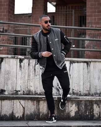 Collegejacke kombinieren – 500+ Herren Outfits: Kombinieren Sie eine Collegejacke mit einer schwarzen Jogginghose für einen entspannten Wochenend-Look. Fühlen Sie sich ideenreich? Ergänzen Sie Ihr Outfit mit schwarzen und weißen Leder niedrigen Sneakers.