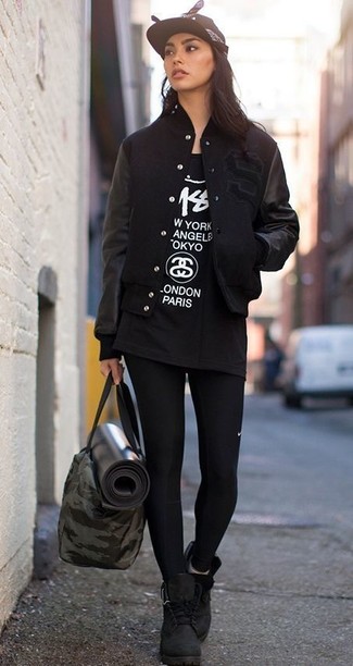 Collegejacke kombinieren – 22 Damen Outfits: Wahlen Sie eine Collegejacke und schwarzen Leggings, um einen modischen Freizeit-Look zu kreieren. Fühlen Sie sich mutig? Vervollständigen Sie Ihr Outfit mit schwarzen flache Stiefel mit einer Schnürung aus Wildleder.
