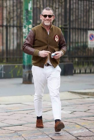 braune Collegejacke, weißes T-Shirt mit einem V-Ausschnitt, weiße Chinohose, braune Wildleder Oxford Schuhe für Herren