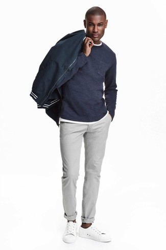 Wie Pullover mit einem Rundhalsausschnitt mit Bomberjacke zu kombinieren – 334 Herren Outfits