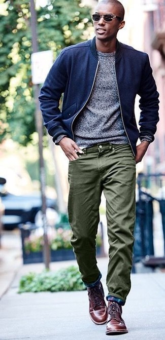 Wie Pullover mit einem Rundhalsausschnitt mit Bomberjacke zu kombinieren – 334 Herren Outfits