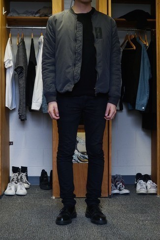 Wie Pullover mit einem Rundhalsausschnitt mit Bomberjacke zu kombinieren – 334 Herren Outfits
