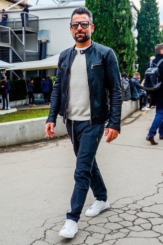 Wie Pullover mit einem Rundhalsausschnitt mit Bomberjacke zu kombinieren – 334 Herren Outfits