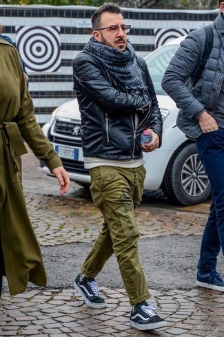 Wie Pullover mit einem Rundhalsausschnitt mit Bomberjacke zu kombinieren – 334 Herren Outfits