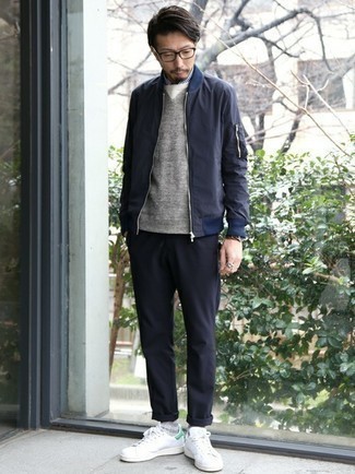 Wie Pullover mit einem Rundhalsausschnitt mit Bomberjacke zu kombinieren – 334 Herren Outfits
