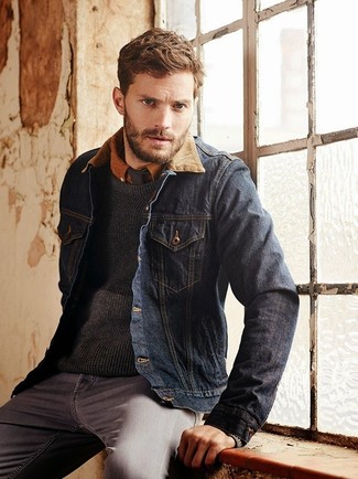 Wie Pullover mit einem Rundhalsausschnitt mit Langarmhemdes zu kombinieren – 1486+ Herren Outfits