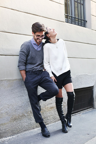 Wie Pullover mit einem Rundhalsausschnitt mit Langarmhemdes zu kombinieren – 1486+ Herren Outfits