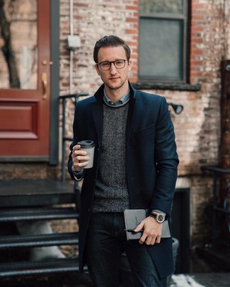 Wie Pullover mit einem Rundhalsausschnitt mit Langarmhemdes zu kombinieren – 1486+ Herren Outfits