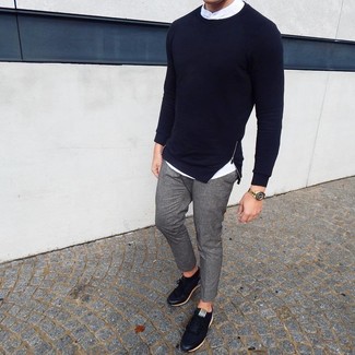 20 Jährige: Wie Pullover mit einem Rundhalsausschnitt mit Langarmhemdes zu kombinieren – 239 Herren Outfits warm Wetter