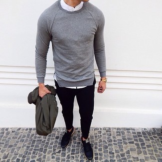 Wie Pullover mit einem Rundhalsausschnitt mit Langarmhemdes zu kombinieren – 1486+ Herren Outfits