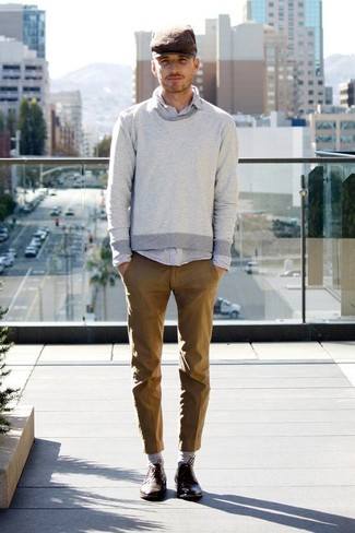 Wie Pullover mit einem Rundhalsausschnitt mit Langarmhemdes zu kombinieren – 1486+ Herren Outfits