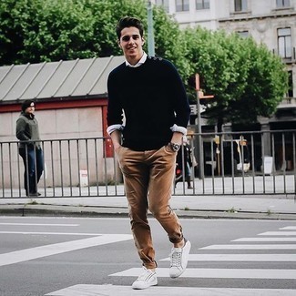 Wie Pullover mit einem Rundhalsausschnitt mit Langarmhemdes zu kombinieren – 1486+ Herren Outfits