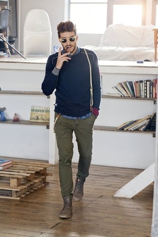 Wie Pullover mit einem Rundhalsausschnitt mit Langarmhemdes zu kombinieren – 1486+ Herren Outfits