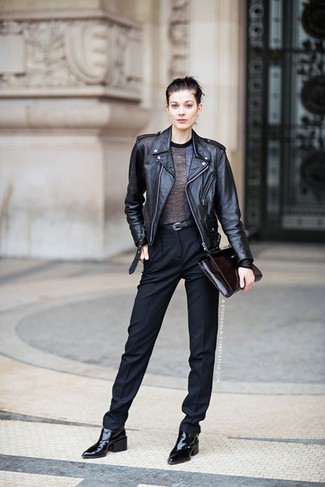 Wie T-Shirt mit einem Rundhalsausschnitt mit Bikerjacke zu kombinieren – 112 Smart-Casual Damen Outfits