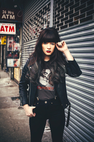 Wie T-Shirt mit einem Rundhalsausschnitt mit Bikerjacke zu kombinieren – 316 Damen Outfits