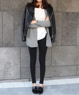 Wie T-Shirt mit einem Rundhalsausschnitt mit Bikerjacke zu kombinieren – 316 Damen Outfits