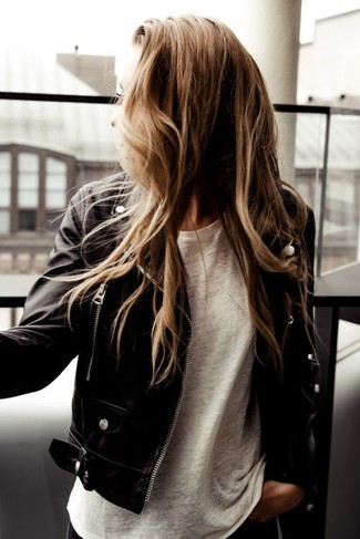 Wie T-Shirt mit einem Rundhalsausschnitt mit Bikerjacke zu kombinieren – 316 Damen Outfits