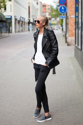 Wie T-Shirt mit einem Rundhalsausschnitt mit Bikerjacke zu kombinieren – 316 Damen Outfits