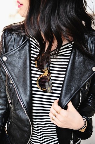 Wie T-Shirt mit einem Rundhalsausschnitt mit Bikerjacke zu kombinieren – 316 Damen Outfits