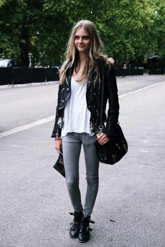Wie T-Shirt mit einem Rundhalsausschnitt mit Bikerjacke zu kombinieren – 316 Damen Outfits