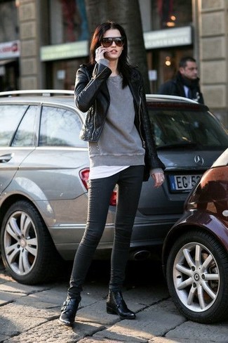 Wie T-Shirt mit einem Rundhalsausschnitt mit Bikerjacke zu kombinieren – 316 Damen Outfits