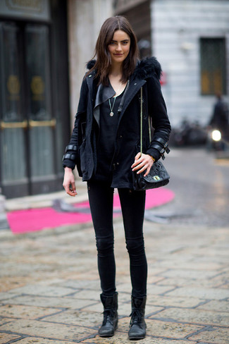 Wie T-Shirt mit einem Rundhalsausschnitt mit Bikerjacke zu kombinieren – 316 Damen Outfits