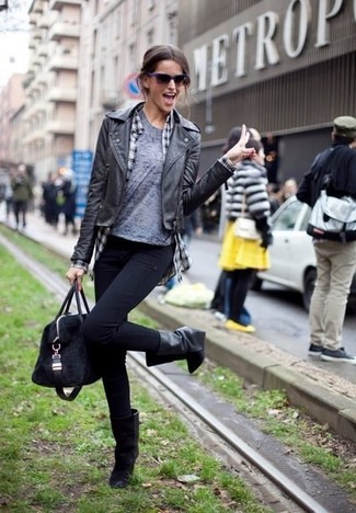 Wie T-Shirt mit einem Rundhalsausschnitt mit Bikerjacke zu kombinieren – 112 Smart-Casual Damen Outfits
