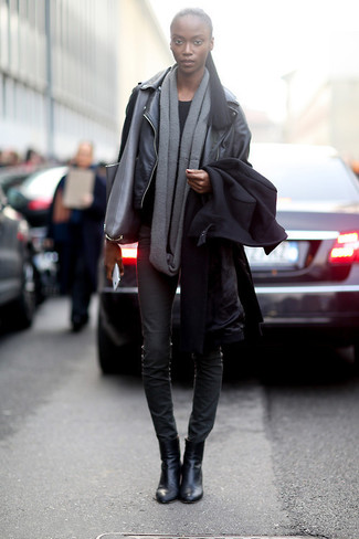 Wie T-Shirt mit einem Rundhalsausschnitt mit Bikerjacke zu kombinieren – 316 Damen Outfits