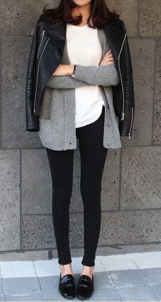 Wie T-Shirt mit einem Rundhalsausschnitt mit Bikerjacke zu kombinieren – 112 Smart-Casual Damen Outfits