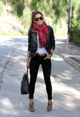 Wie T-Shirt mit einem Rundhalsausschnitt mit Bikerjacke zu kombinieren – 316 Damen Outfits
