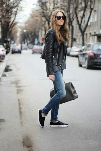 Wie T-Shirt mit einem Rundhalsausschnitt mit Bikerjacke zu kombinieren – 316 Damen Outfits