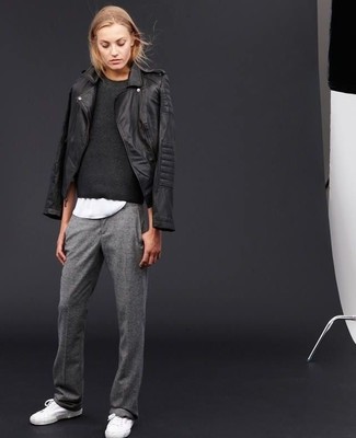 Wie T-Shirt mit einem Rundhalsausschnitt mit Bikerjacke zu kombinieren – 316 Damen Outfits