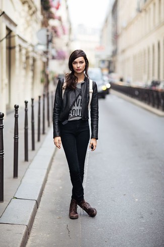 Wie T-Shirt mit einem Rundhalsausschnitt mit Bikerjacke zu kombinieren – 316 Damen Outfits