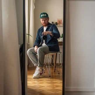 Wie T-Shirt mit einem Rundhalsausschnitt mit Shirtjacke zu kombinieren – 2000+ Herren Outfits