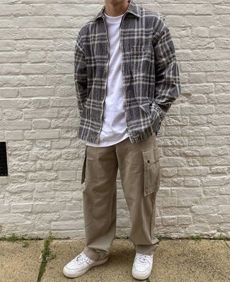 Wie T-Shirt mit einem Rundhalsausschnitt mit Shirtjacke zu kombinieren – 2000+ Herren Outfits