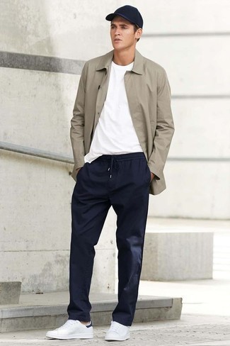 Wie T-Shirt mit einem Rundhalsausschnitt mit Shirtjacke zu kombinieren – 2000+ Herren Outfits