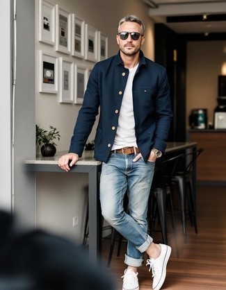 Wie T-Shirt mit einem Rundhalsausschnitt mit Shirtjacke zu kombinieren – 118 Lässige Herren Outfits