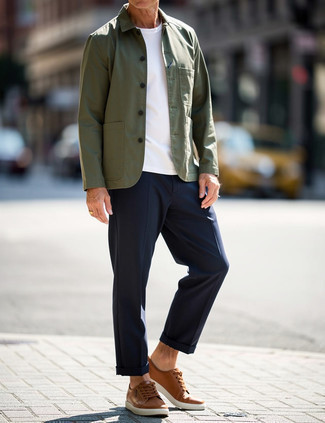 Wie T-Shirt mit einem Rundhalsausschnitt mit Shirtjacke zu kombinieren – 2000+ Herren Outfits