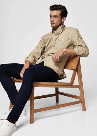 Wie T-Shirt mit einem Rundhalsausschnitt mit Shirtjacke zu kombinieren – 2000+ Herren Outfits