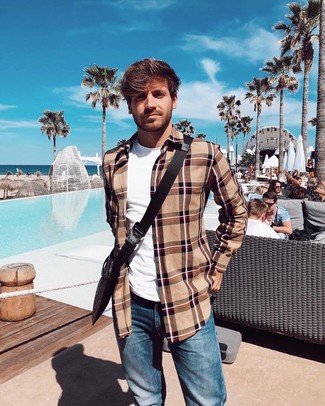 Wie T-Shirt mit einem Rundhalsausschnitt mit Shirtjacke zu kombinieren – 2000+ Herren Outfits