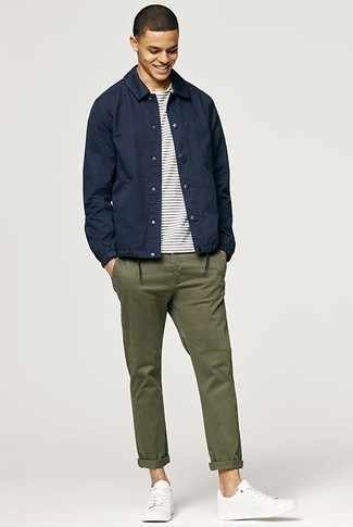 Wie T-Shirt mit einem Rundhalsausschnitt mit Shirtjacke zu kombinieren – 2000+ Herren Outfits