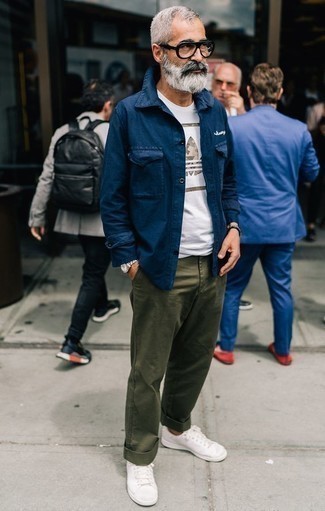 Wie T-Shirt mit einem Rundhalsausschnitt mit Shirtjacke zu kombinieren – 2000+ Herren Outfits