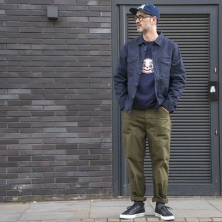 Wie T-Shirt mit einem Rundhalsausschnitt mit Shirtjacke zu kombinieren – 2000+ Herren Outfits