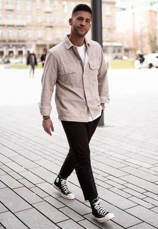 Wie T-Shirt mit einem Rundhalsausschnitt mit Shirtjacke zu kombinieren – 2000+ Herren Outfits