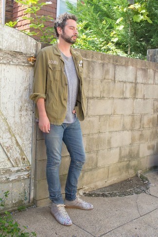 Wie T-Shirt mit einem Rundhalsausschnitt mit Shirtjacke zu kombinieren – 32 Lässige Herbst Herren Outfits