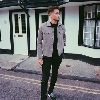 Wie T-Shirt mit einem Rundhalsausschnitt mit Shirtjacke zu kombinieren – 32 Lässige Herbst Herren Outfits