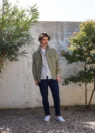 Wie T-Shirt mit einem Rundhalsausschnitt mit Shirtjacke zu kombinieren – 2000+ Herren Outfits
