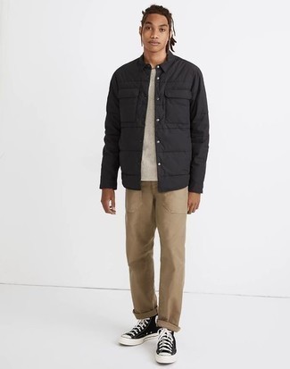 Wie T-Shirt mit einem Rundhalsausschnitt mit Shirtjacke zu kombinieren – 2000+ Herren Outfits